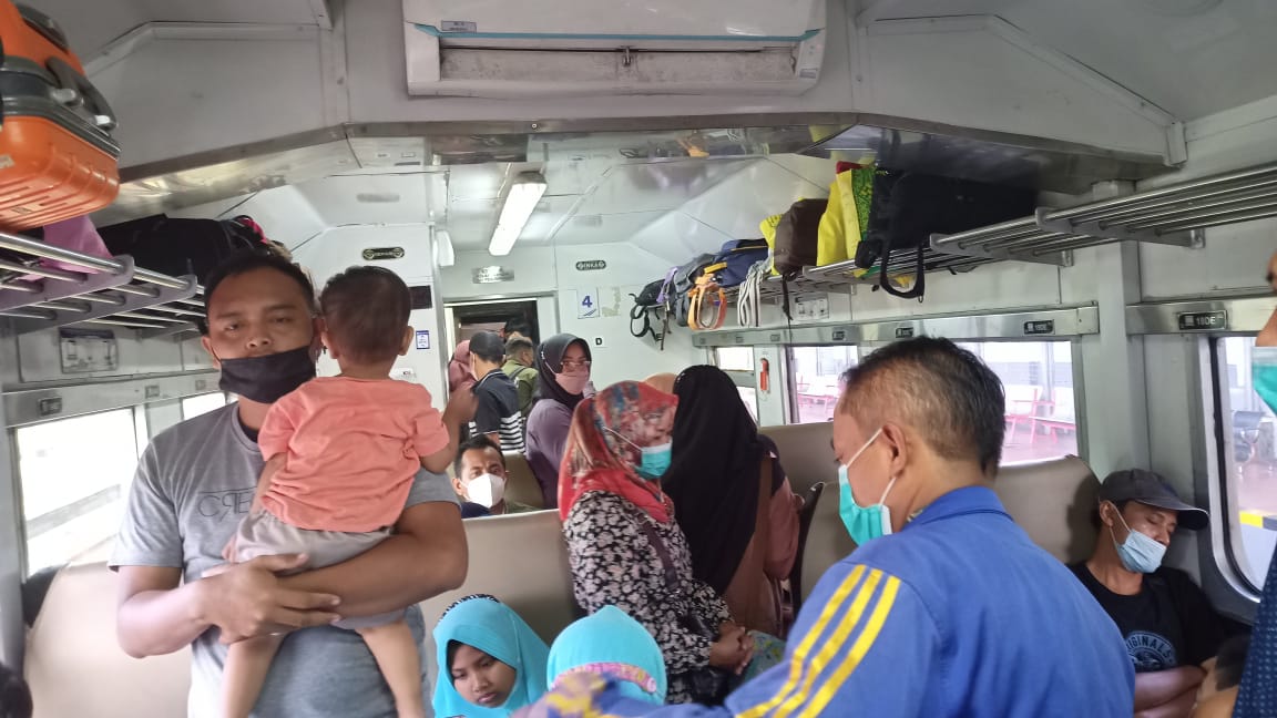 Penumpang Over Loud di Kereta api lokal