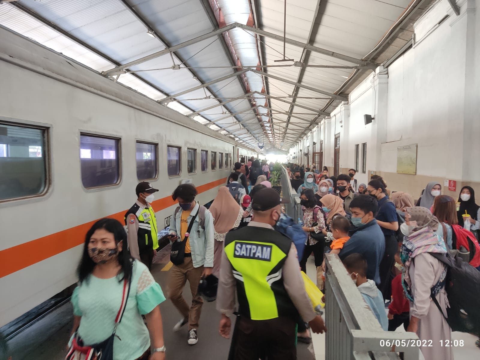 Caption : Penumpang KA Penataran Dono Volume Tinggi