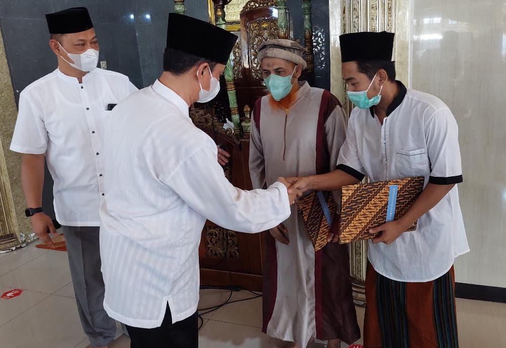 Warga binaan mendapatkan SK remisi khusus idul fitri