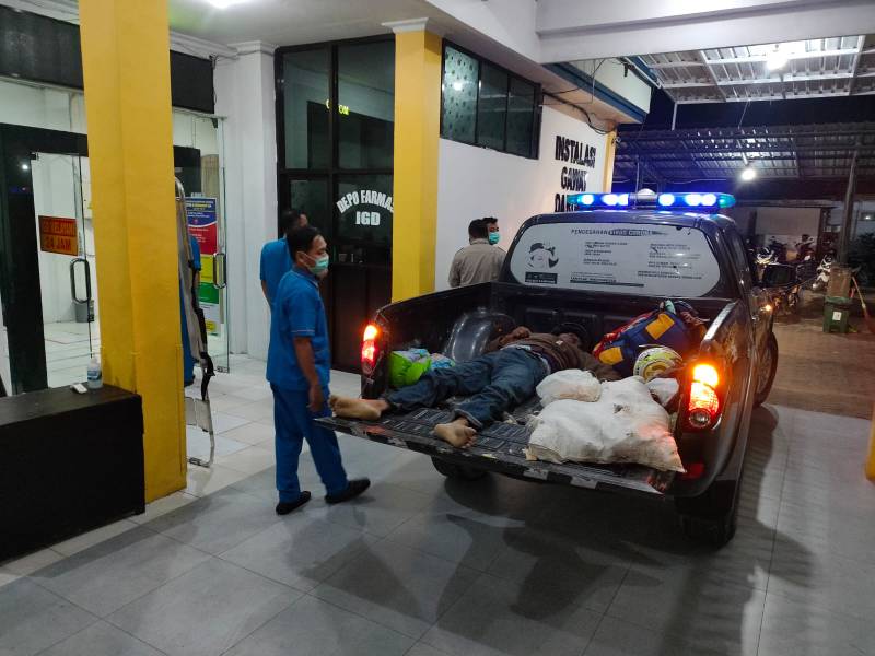 Korban saat dievakuasi petugas
