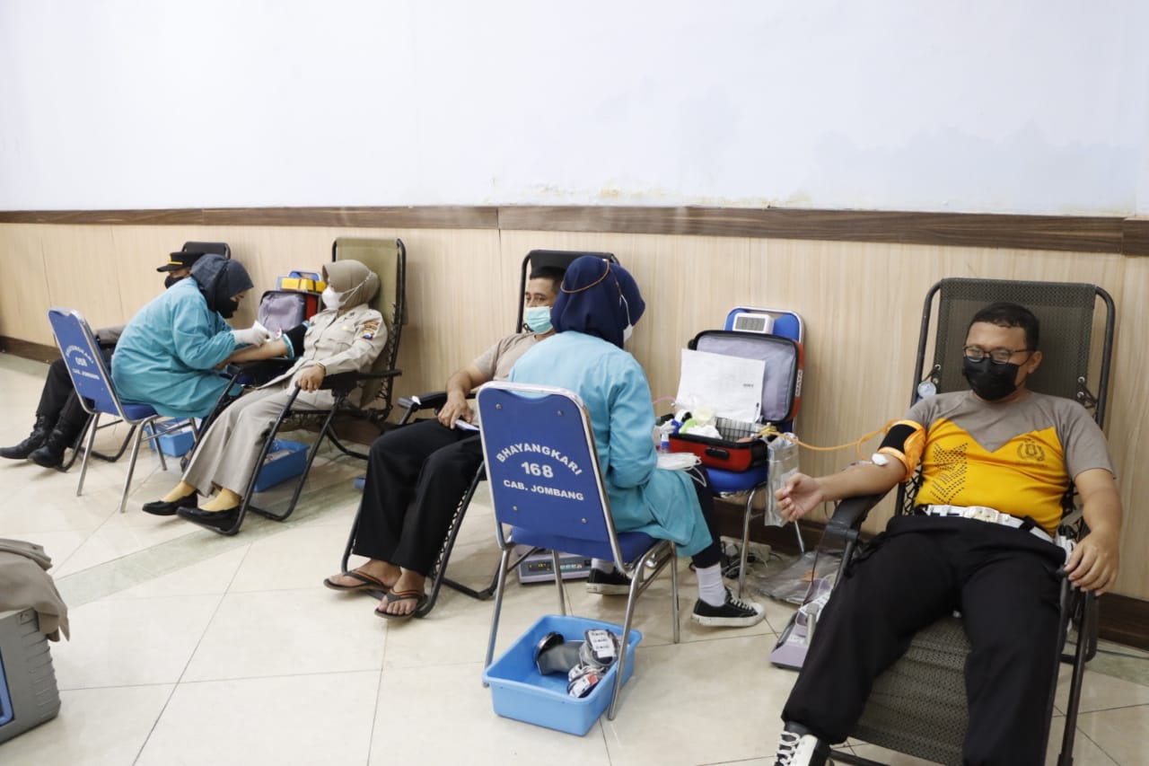 Anggota Polres Jombang laksanakan donor darah