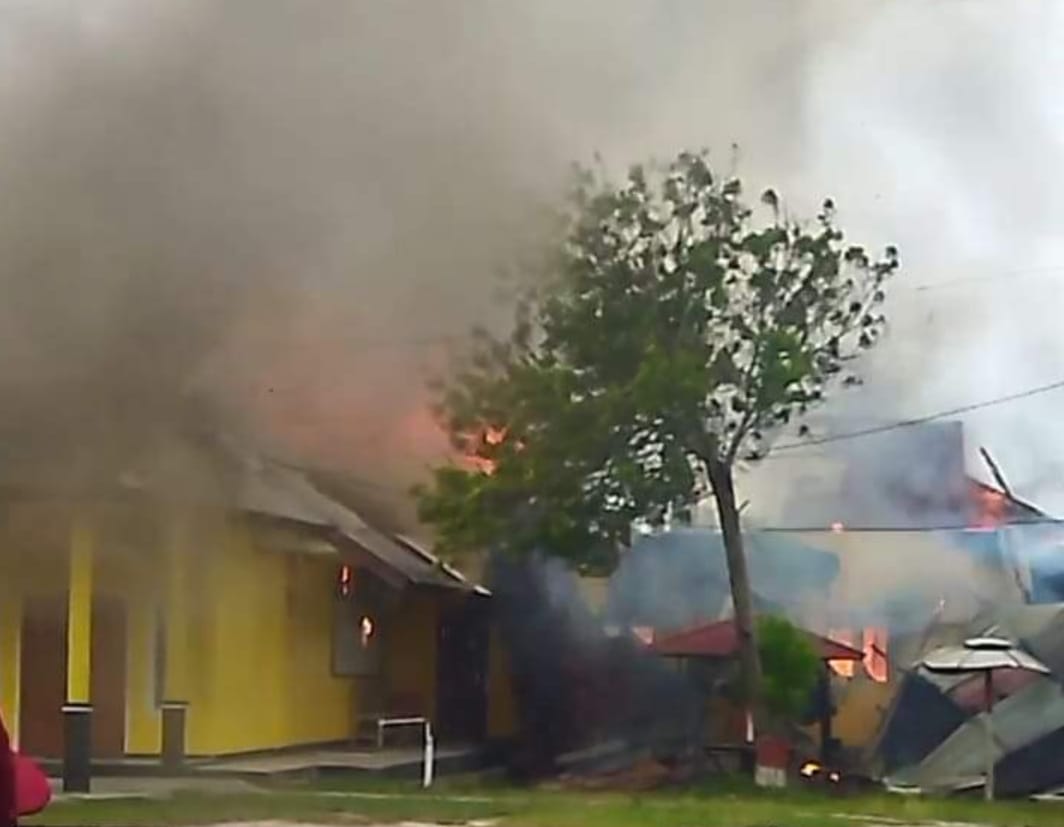 Gedung Dinas Pendidikan dan Kebudayaan Kabupaten Buru yang Terbakar
