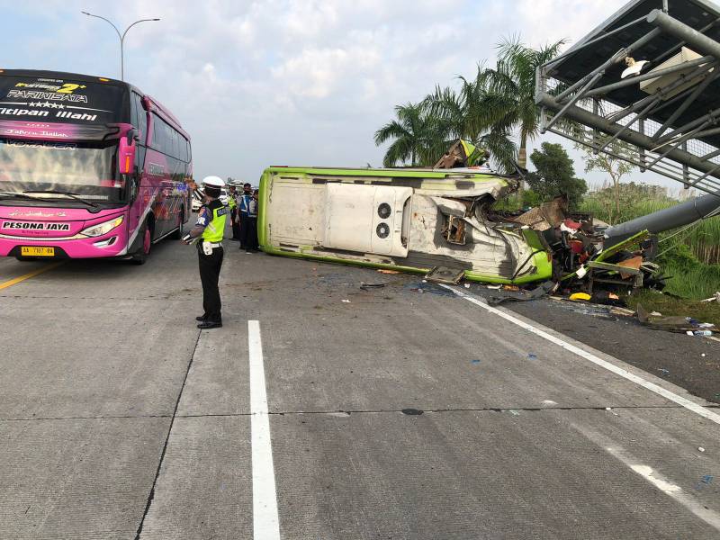Bis yang terguling fi Tol Sumo 