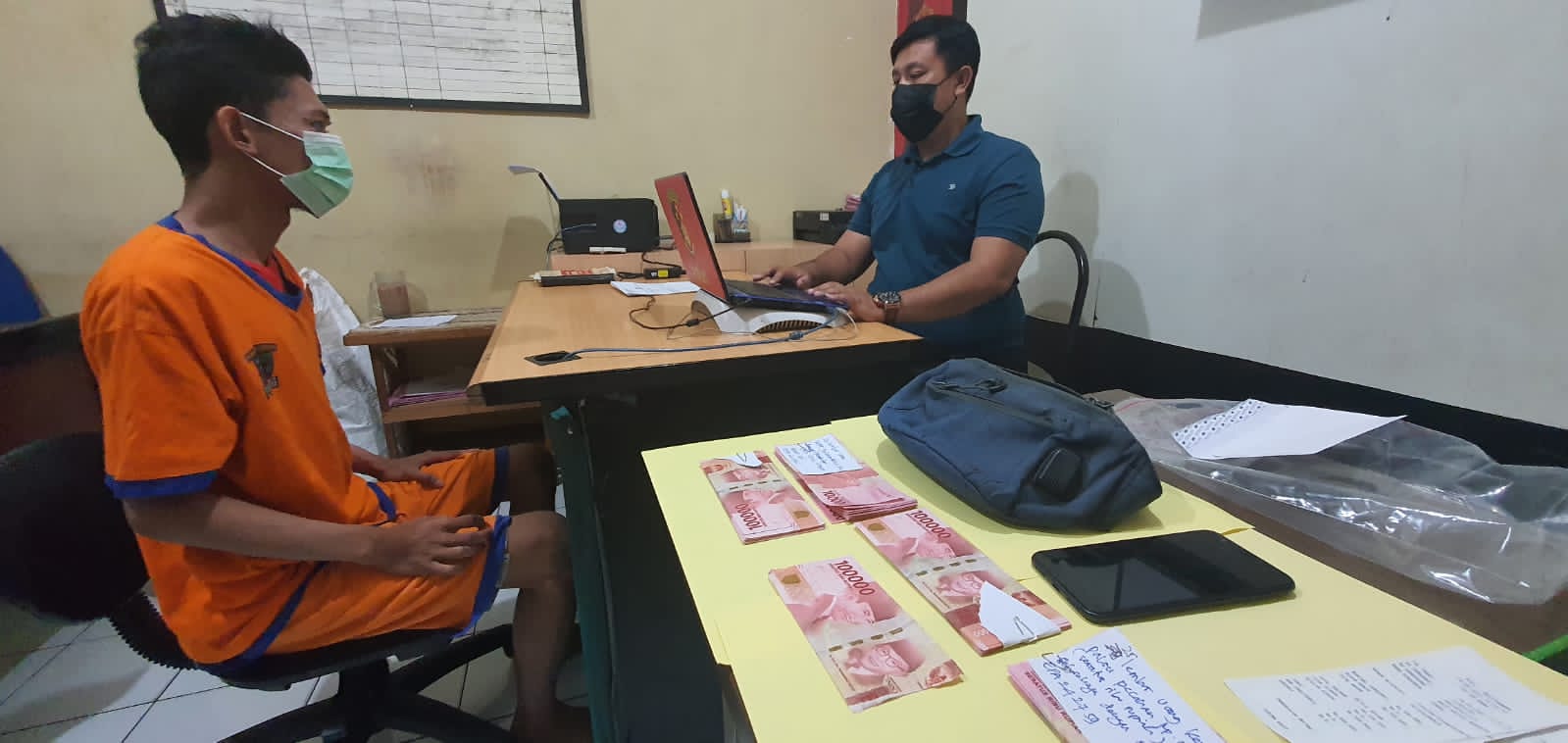 Pelaku pengedar uang palsu saat jalani penyidikan