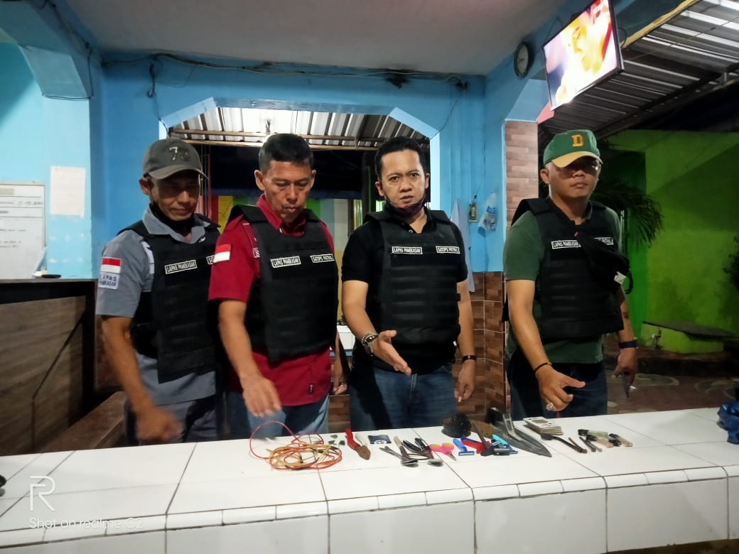 Petugas Lapas Pamekasan saat lakukan razia