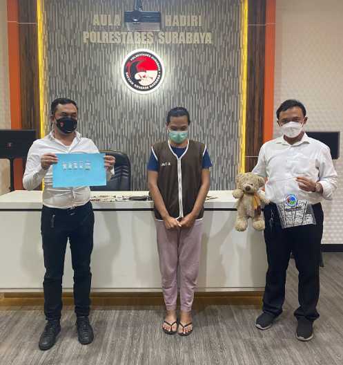 Pelaku penjual narkoba diapit Polisi