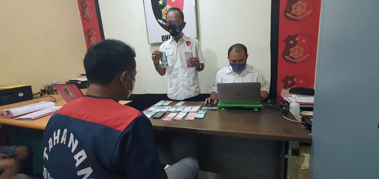 Pengedar uang palsu saat jalanI penyidikan