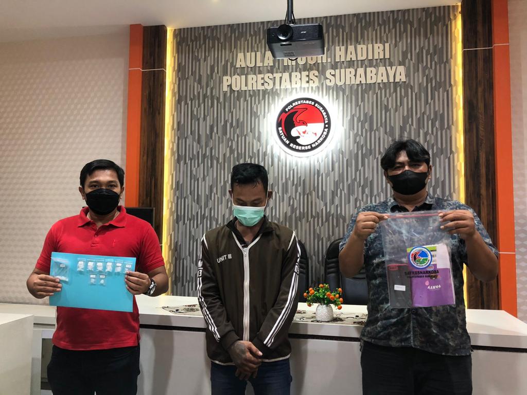 Pengedar narkotika jenis sabu diapit petugas