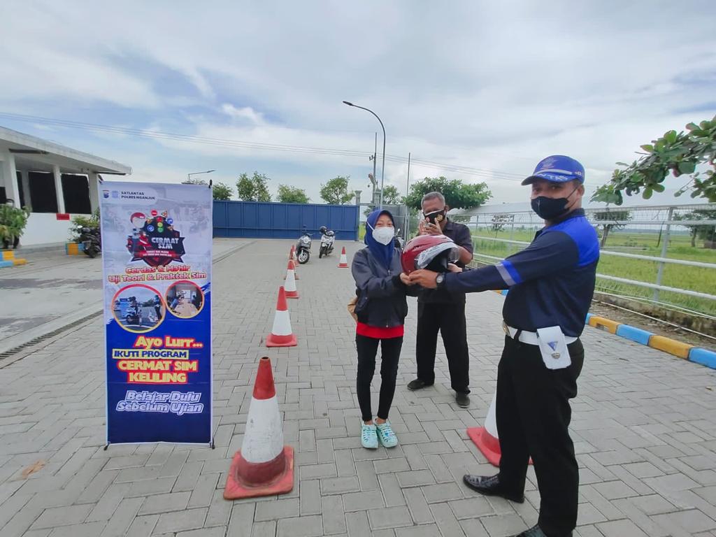 Masyarakat berlatih ujian praktek SIM