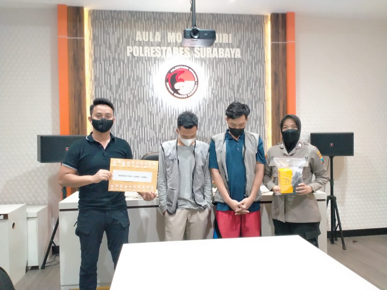 Dua pelaku diapit PolisI Polrestabes Surabaya