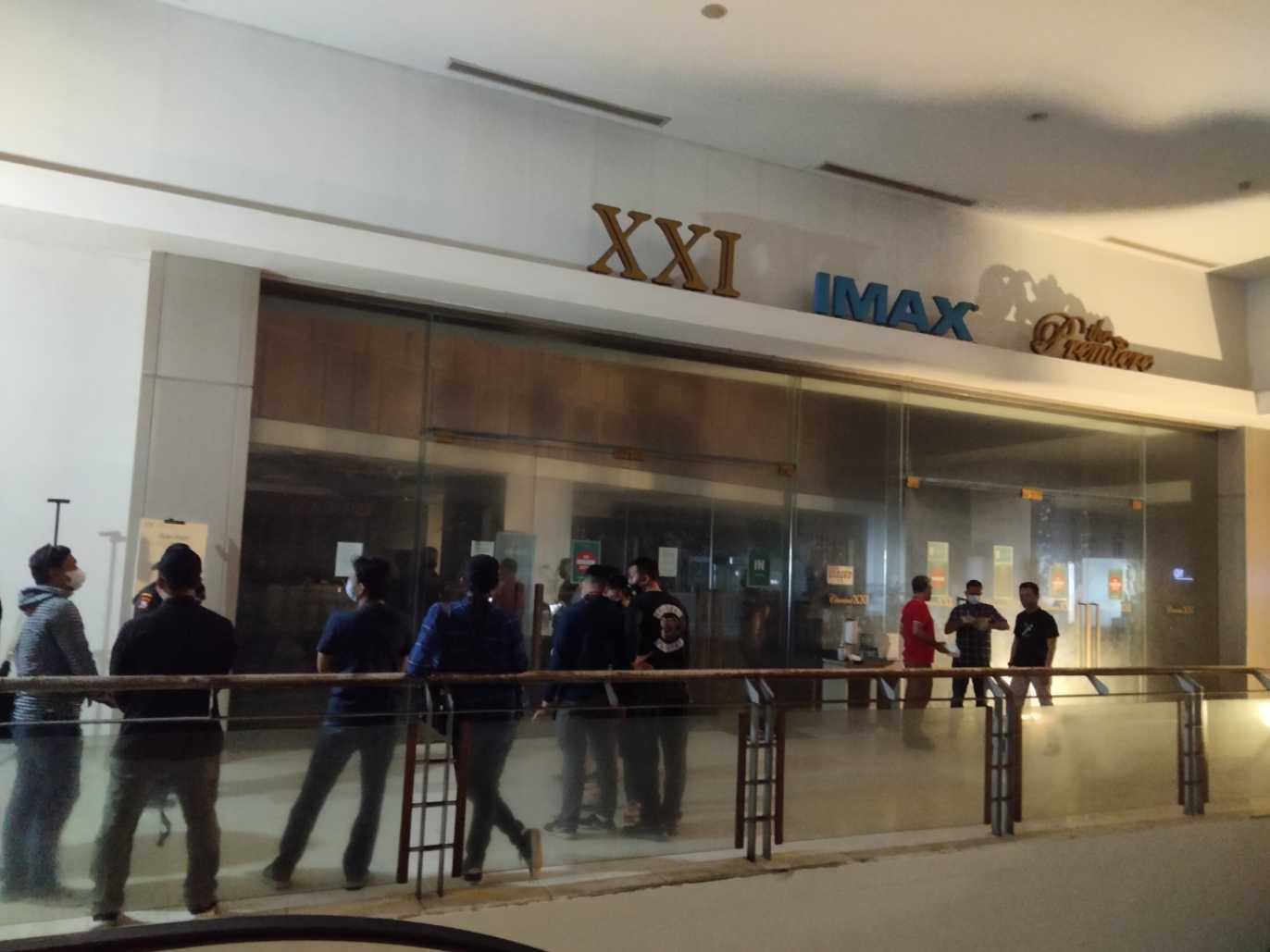 Gedung bioskop XXI Tunjungan Plaza yang terbakar
