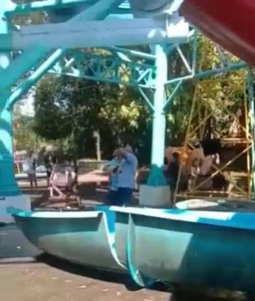 Papan seluncur yang rusak di kolam renang komplek Kenjeran