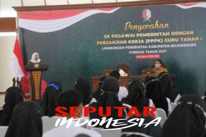 250 pengawal guru di Bojonegoro menerima surat keputusan SK