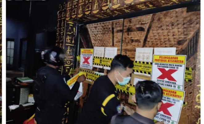 Petugas saat lakukan penyegelan