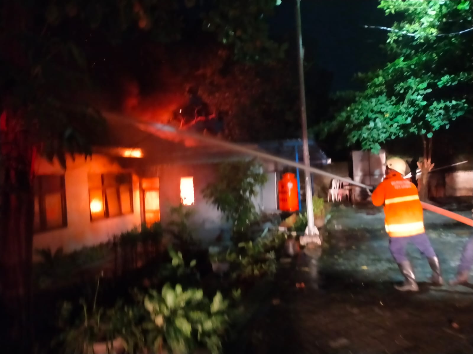 Kebakaran di Puskesmas Kedung Cowek Surabaya
