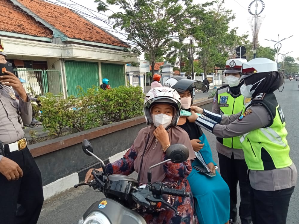 Himbau Petugas saat razia pengguna jalan