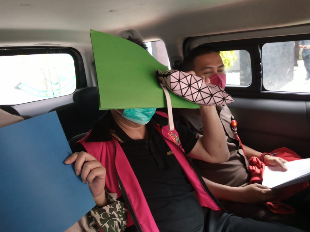 Tersangka Korupsi 60 M saat digelandang ke Mobil Tahanan Pidsus Kejari Surabaya 