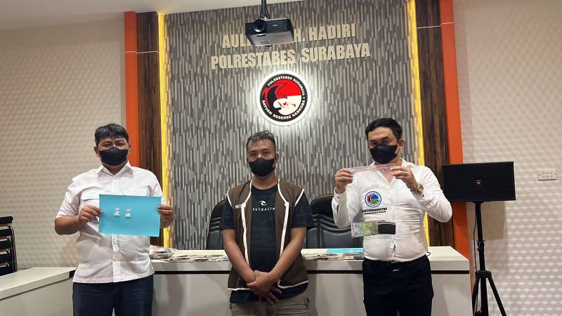 Tersangka sabu diapit petugas Polisi Surabaya