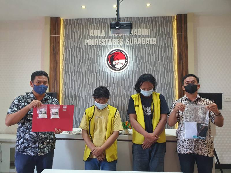Dua pengedar diapit Polisi Surabaya