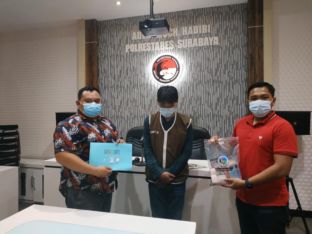 Pengedar sabu, diapit anggota Polisi