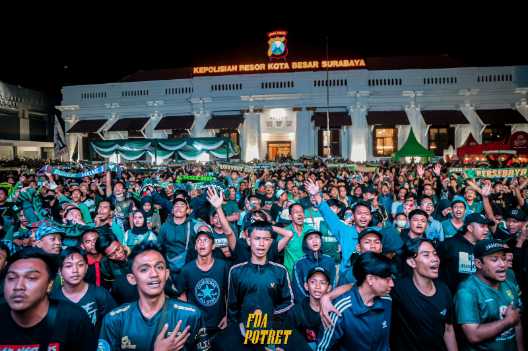 Bonek nobar di Polrestabes Surabaya