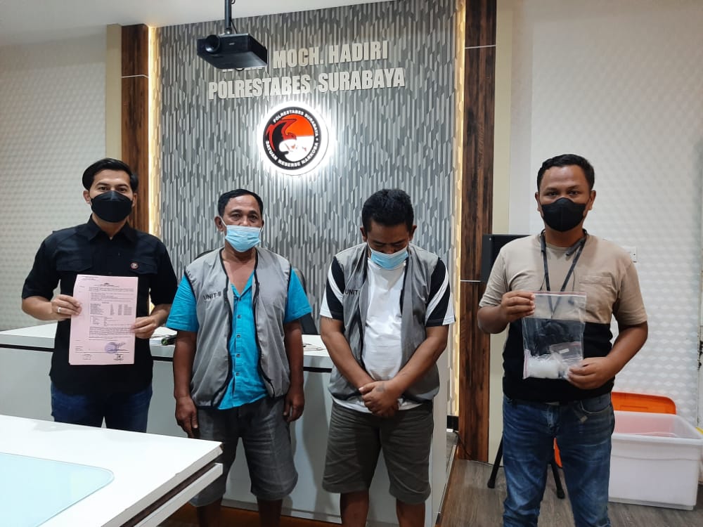 Dua Pengedar aabu diapit Polisi Surabaya