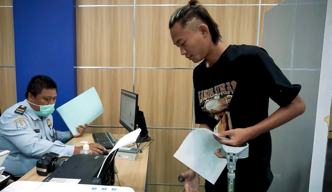 Petugas pelayanan pembuatan paspor online