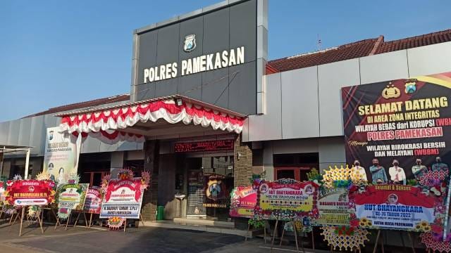Polres Pamekasan banyak Ucapan Karang Bunga Hari Bhayangkara ke-76