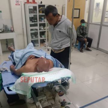 Korban saat mendapat perawatan medis