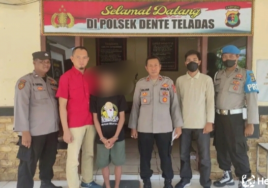 Pelaku pencabulan diapit petugas Polisi