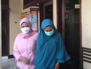 Pelaku berkerudung biru penganiaya anak kandung hingga tewas