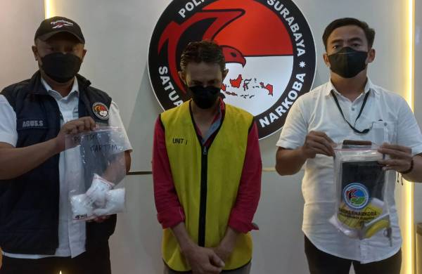 Pelaku sabu tengah diapit anggota Polisi
