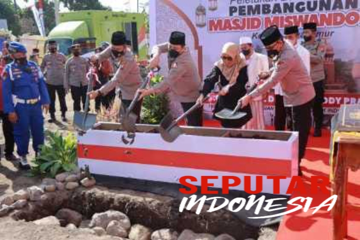 Waka Polri Konjen Pol Dr. Gatot Edi Pramono, letakan batu pertama pembangunan Masjid di Kediri