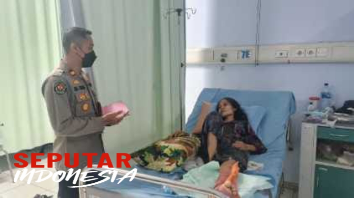 Kasih Humas Polresta Mojokerto IPTU Moh. Hoirul Umam menjenguk orang yang sedang sakit