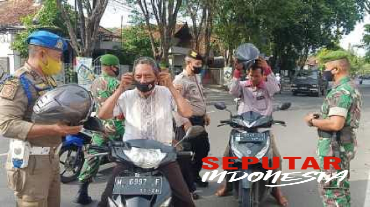 Polres Pamekasan bersama Pol PP giat bagi-bagi masker gratis