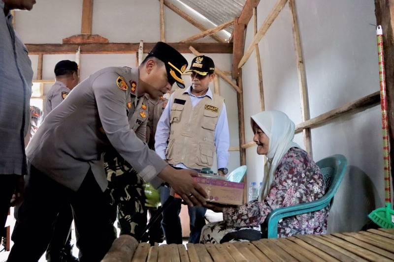 Kapolres Probolinggo dan Nenek Suwati