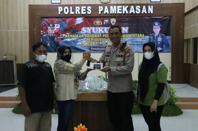 Ucapan dan kue HUT untuk Kapolres Pamekasan