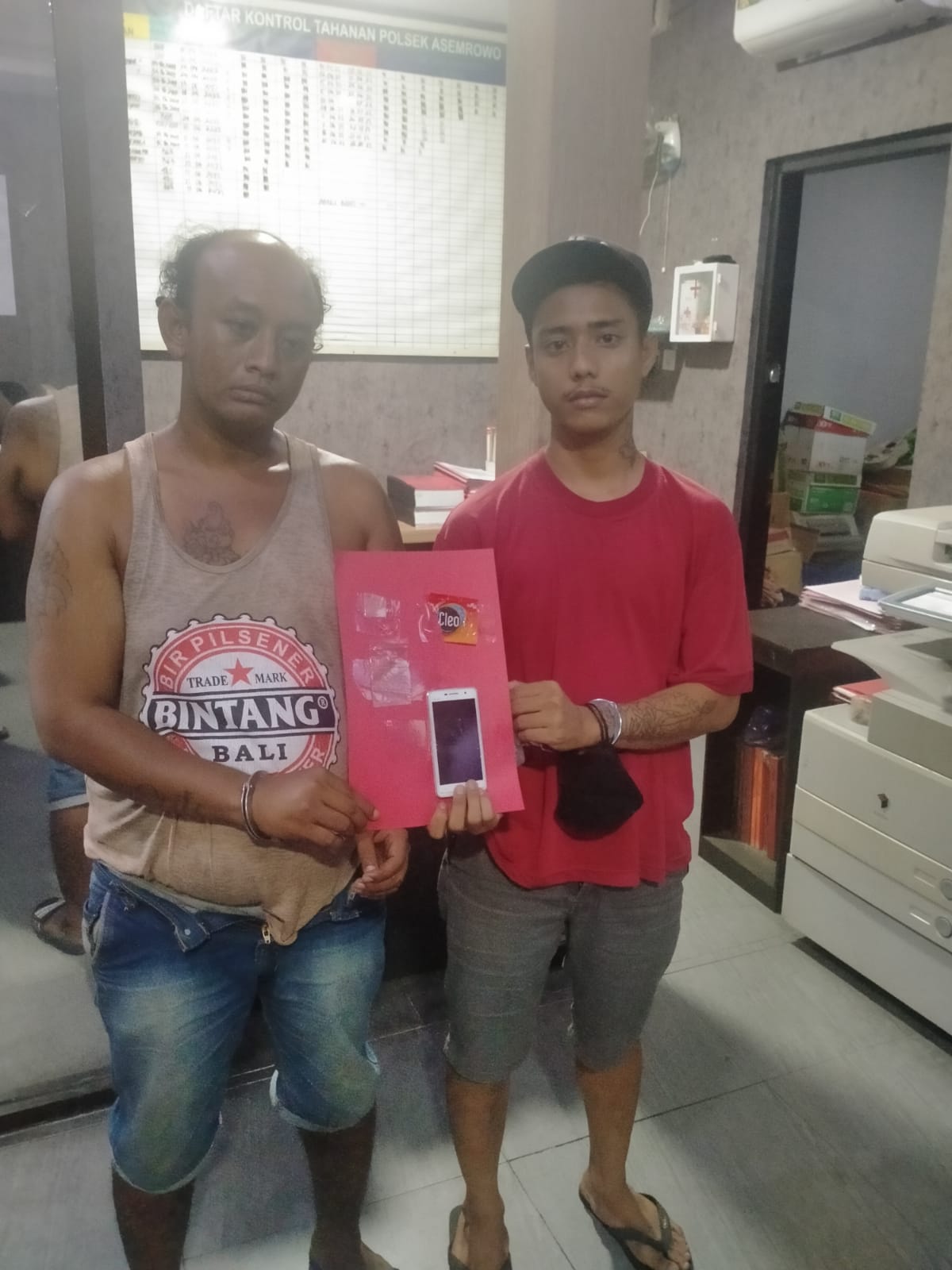 Dua pelaku sabu menunjukan barang buktinya