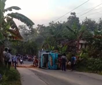 Mobil Dum truk yang terguling
