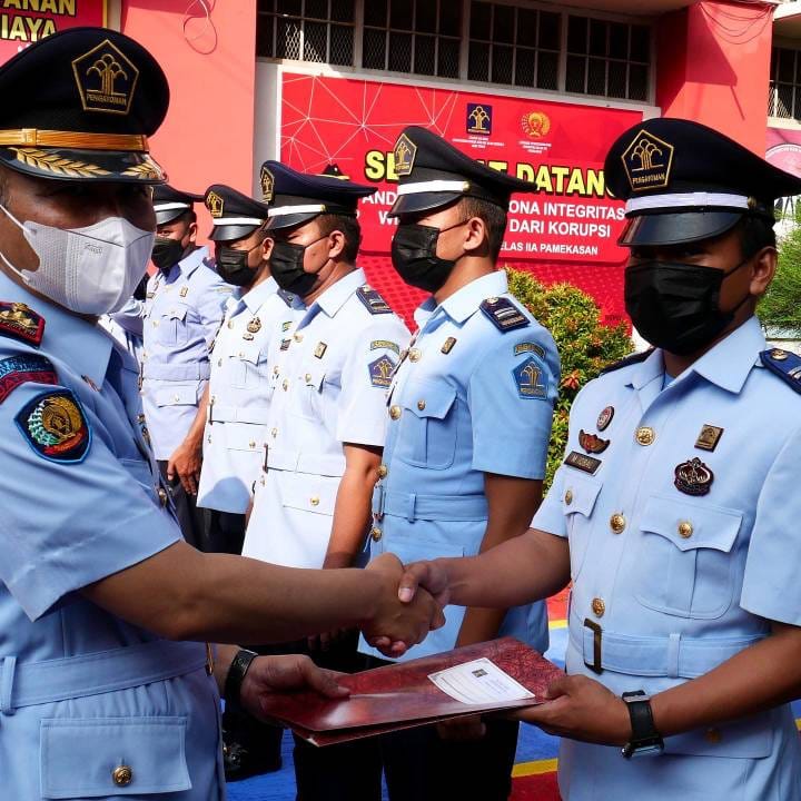 Lapas Narkotika kelas ll A Pamekasan gelar apel upacara kenaikan pangkat