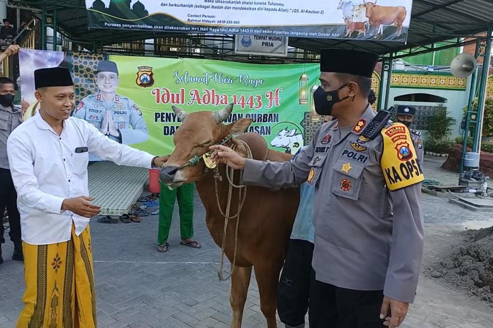 Penyaluran hewan qurban Polres Pamekasan 