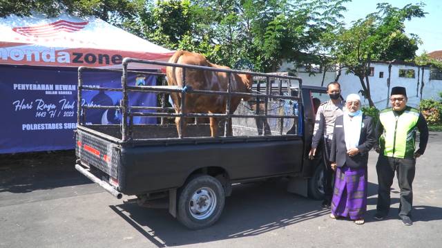 Penyerahan hewan kurban di Polrestabes Surabaya