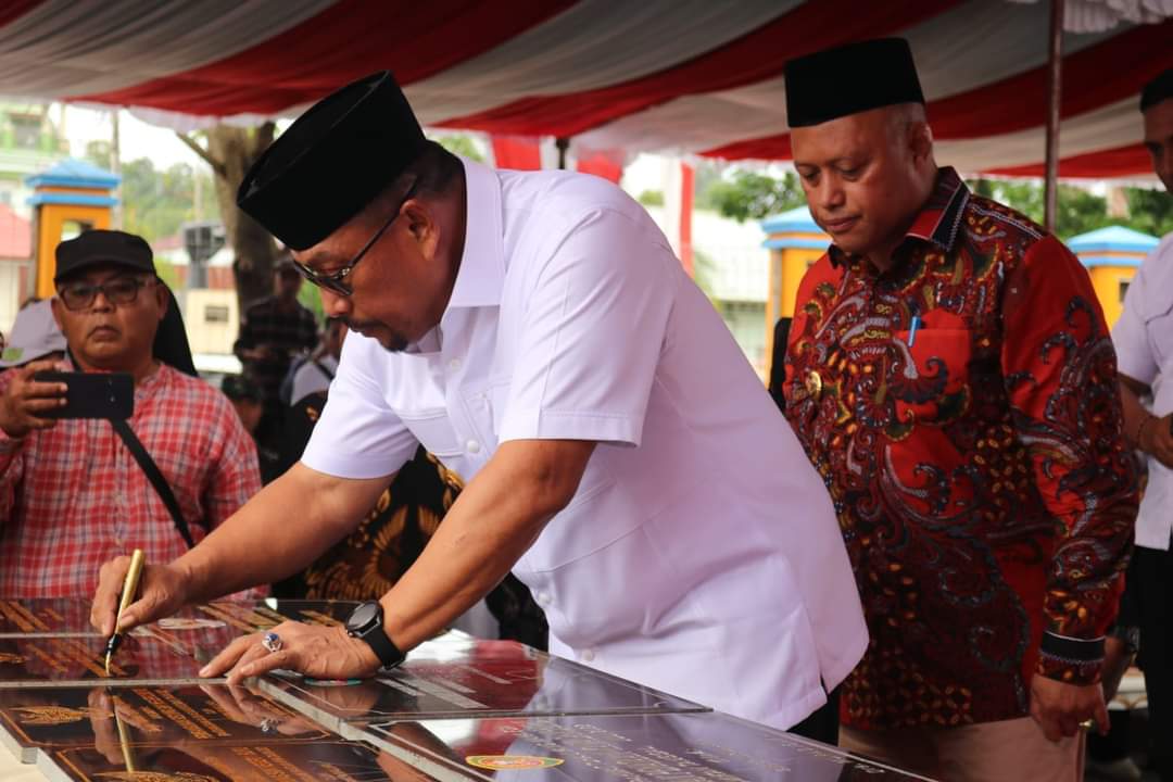 Gubernur Maluku Irjen. Pol. (Purn) Drs. Murad Ismail