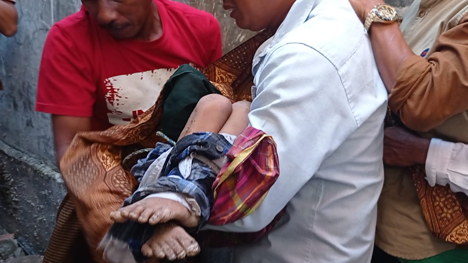 Korban saat dievakuasi oleh warga