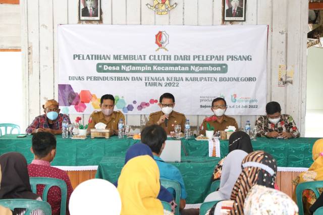 Pemkab Bojonegoro melaui Dinas Perindustrian dan Tenaga Kerja melaksanakan pelatihan kerajinan