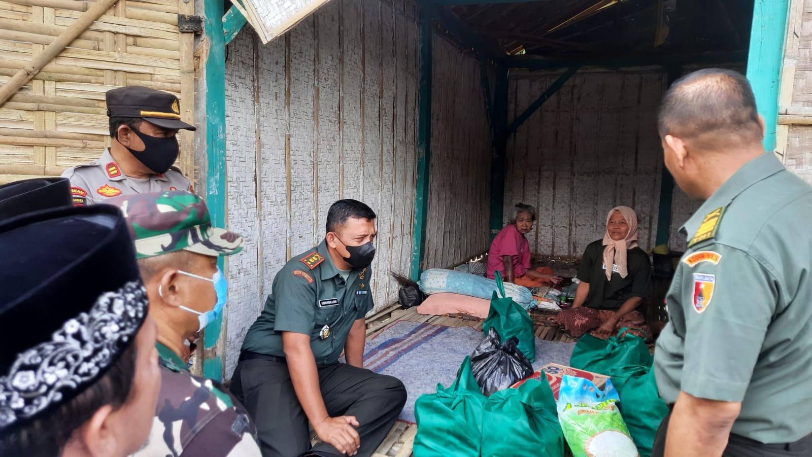 Letkol Inf Ubaydillah saat mendatangi Lansia