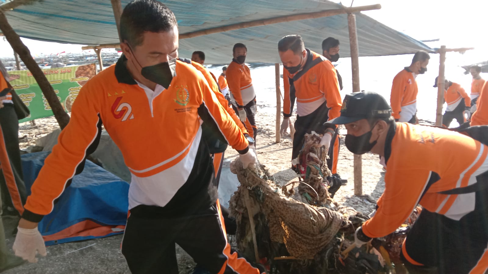 Kajari Tanjung Perak, I Ketut Kasna Dedi SH,MH bersama pegawai bersih-bersih sampah