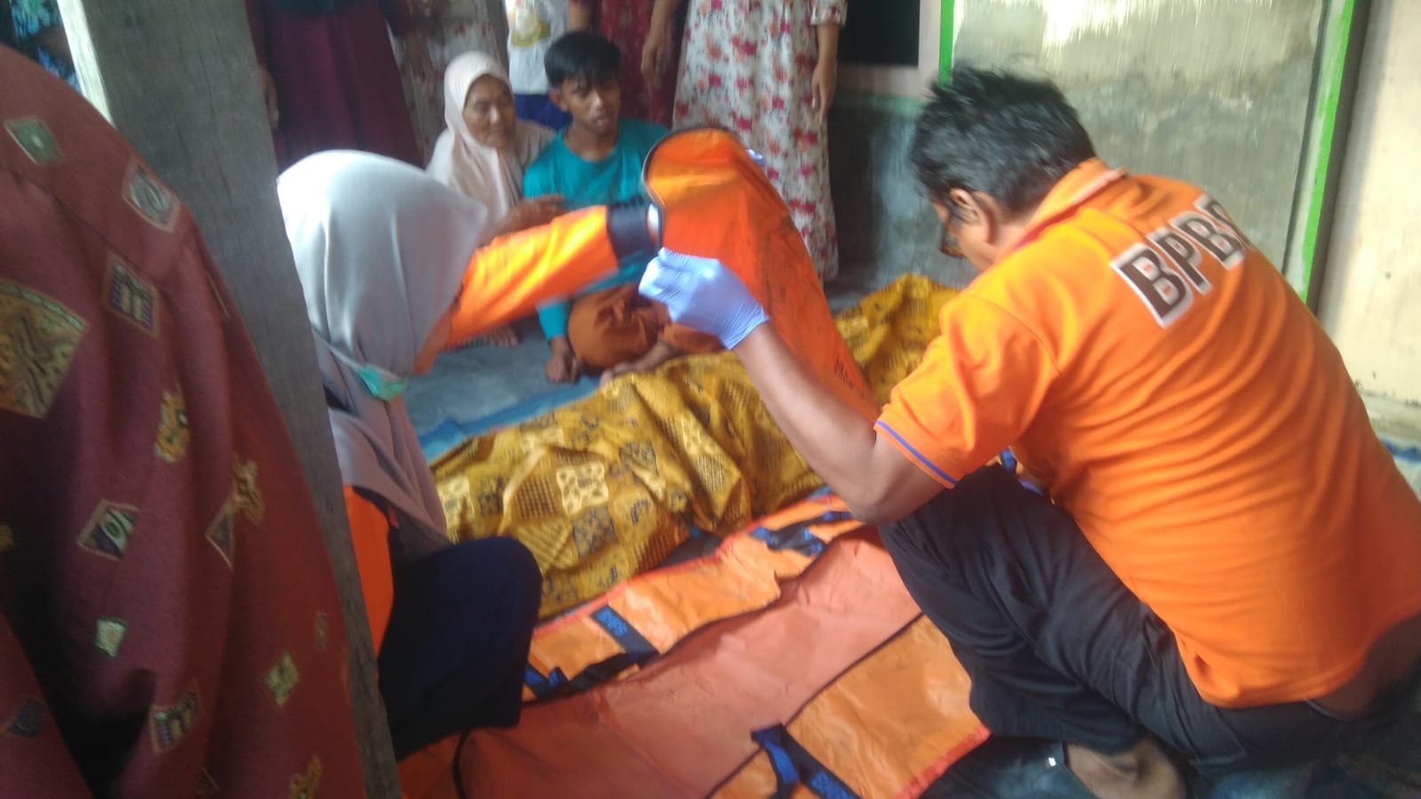 Korban saat mendapatkan pertolongan