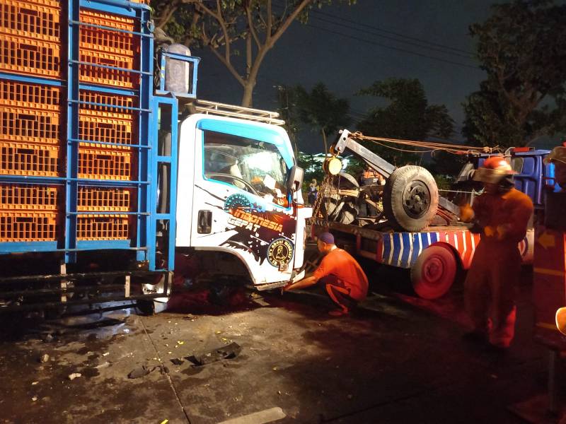 Truks pengangkut ayam yang terguling di akses Suramadu