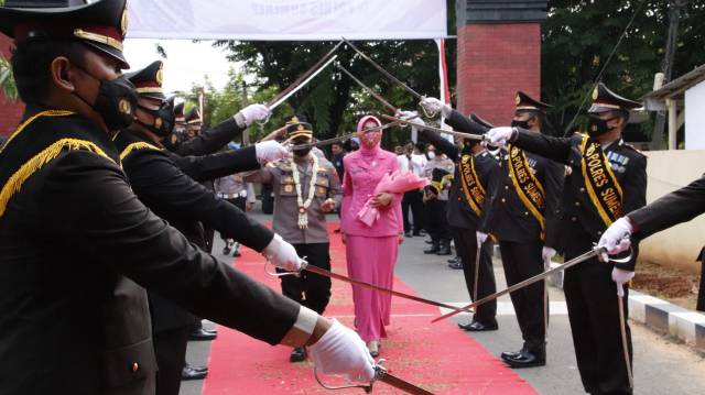 AKBP Edo disambut pedang pora